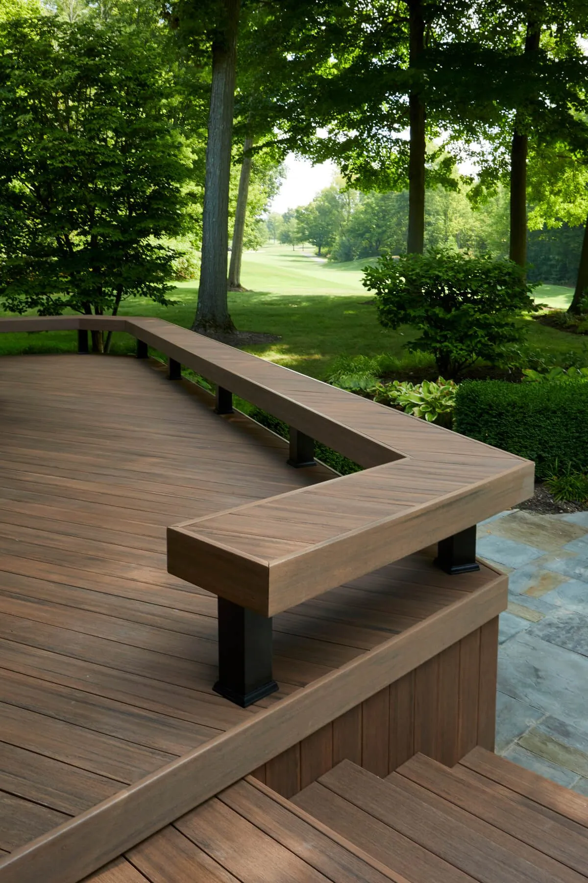 patio with raised side in composite decking - Composite Prime